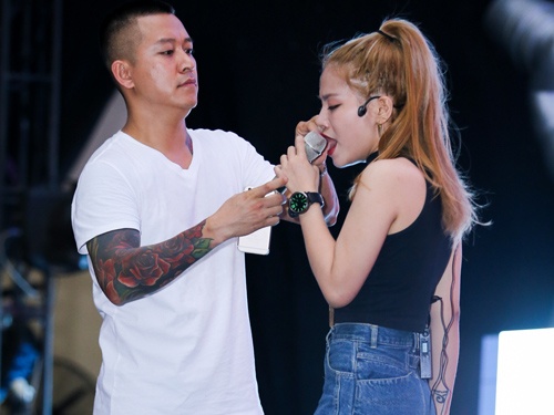 Tuan Hung cham soc cac thi sinh trong buoi tong duyet hinh anh