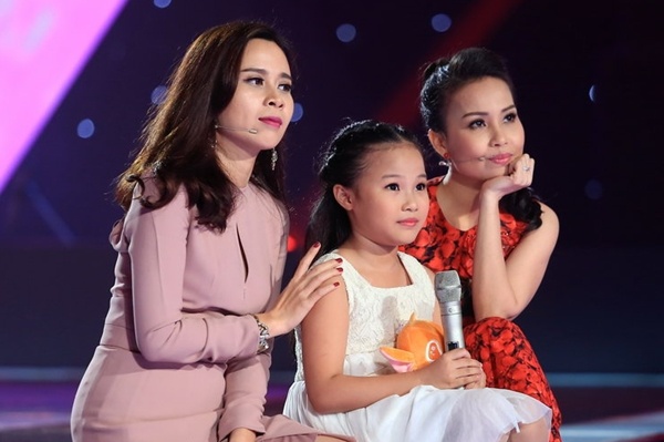 'Thuy Chi nhi' 9 tuoi khien HLV The Voice Kids boi roi hinh anh