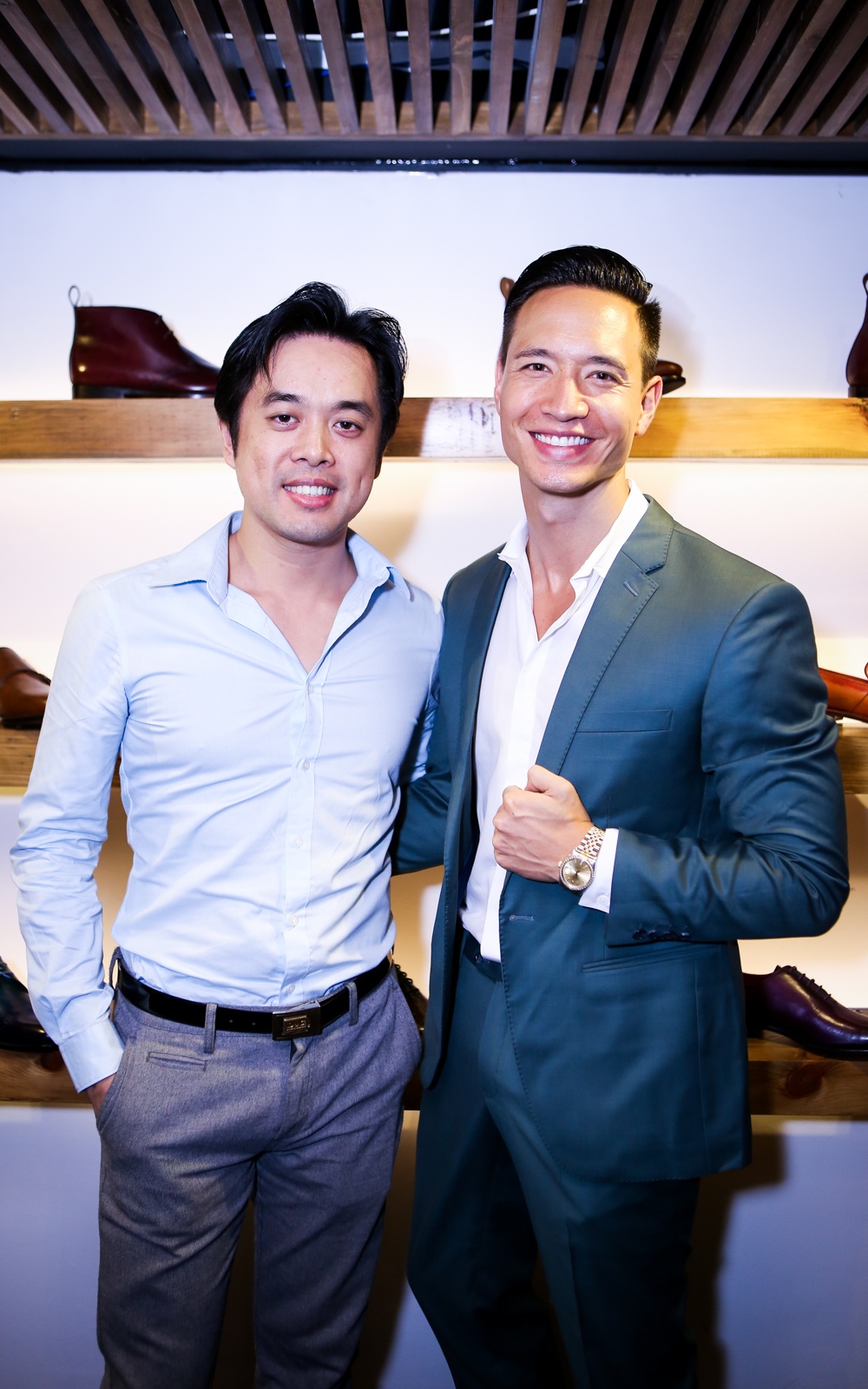 Nam diễn viên Hương Ga chụp ảnh cùng nhạc sĩ Dương Khắc Linh. Họ đều chọn trang phục lịch lãm, chỉnh chu và đầy nam tính.