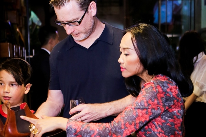 Doan Trang va chong Tay tinh tu di mua sam hinh anh