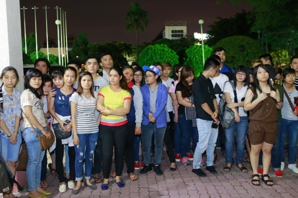 Gần sát giờ diễn, FC Mỹ Tâm vẫn phải đứng ngoài sân nhà thi đấu.