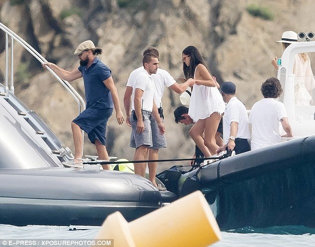 Nam diễn viên Leonardo DiCaprio bị bắt gặp trên du thuyền cùng bạn gái. Ảnh: Daily Mail