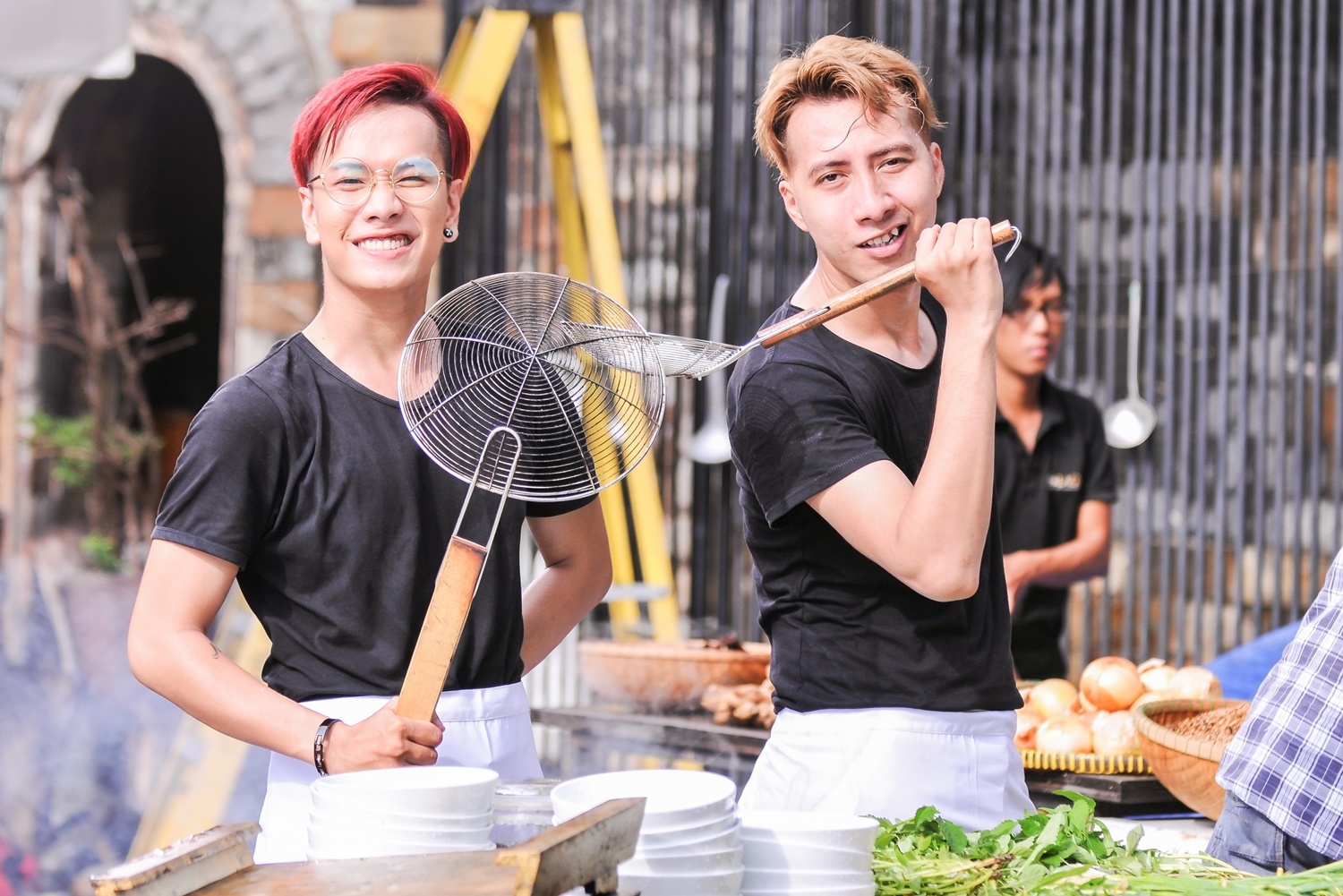 Only C lam ong chu quan pho trong MV moi hinh anh