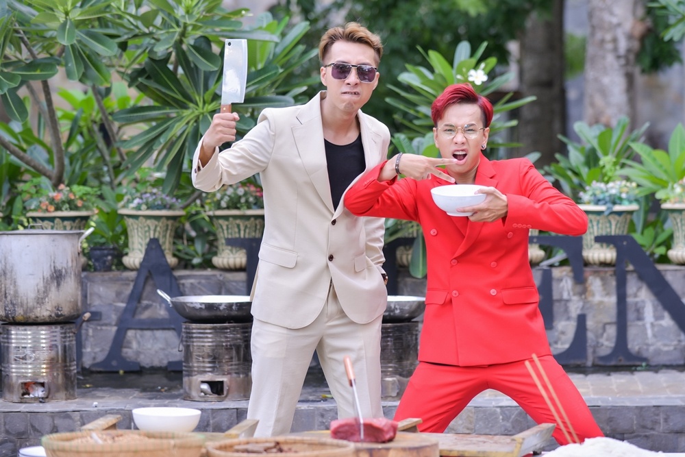 Only C và Lou Hoàng hóa thân thành 2 ông chủ quán phở trong MV.