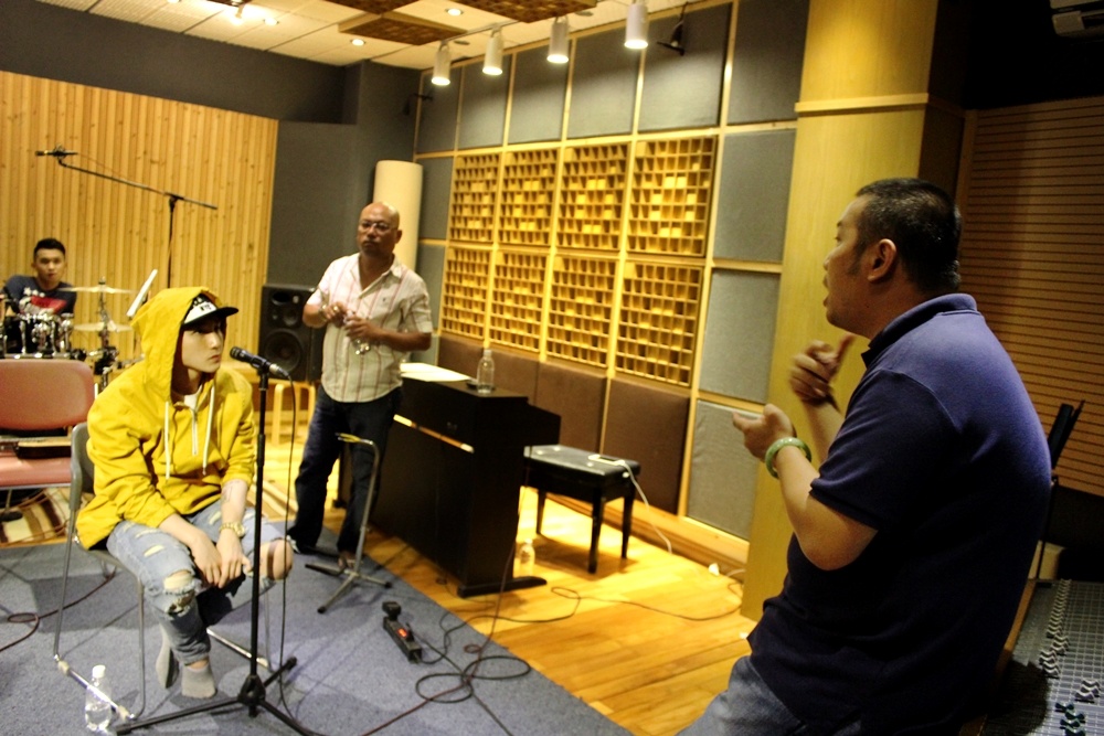 Sơn Tùng M-TP và êkip quay hình, êkip youtube và ban nhạc của mình đã có buổi tổng dợt đầu tiên trong chuỗi 7 ngày tập dợt liên tục chỉ cho 1 bài hát.