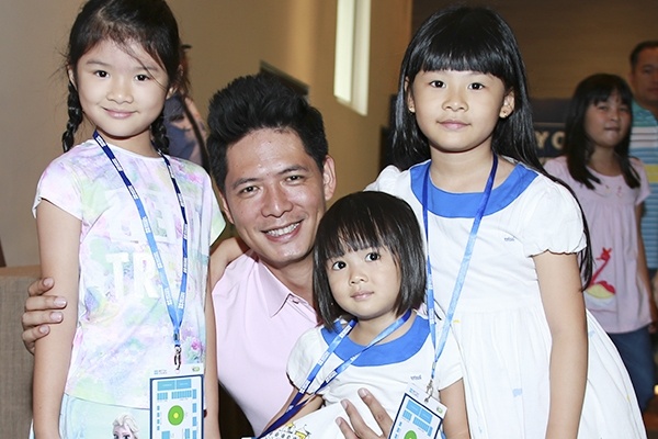 Vo chong Binh Minh dua con gai Truong Ngoc Anh di su kien hinh anh