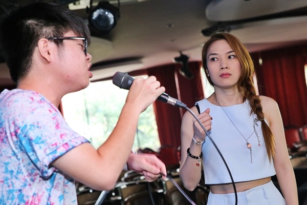 My Tam dien ao ho eo tap luyen cho dem nhac hinh anh