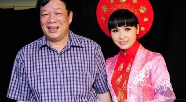 'Ca si nha tram ty' va 6 lan to chuc dam cuoi hut voi chong hinh anh