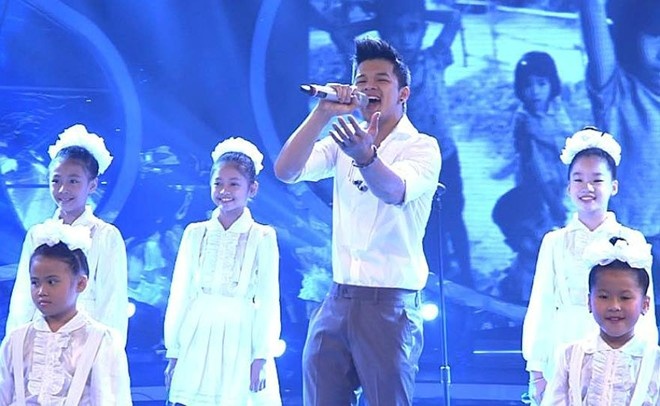 Trọng Hiếu lựa chọn ca khúc You are not alone vì muốn chia sẻ tình thương đến tất cả những người có hoàn cảnh không may mắn. Khác với phong cách sôi động, quyến rũ thường thấy, hot boy có phần trình diễn sâu lắng