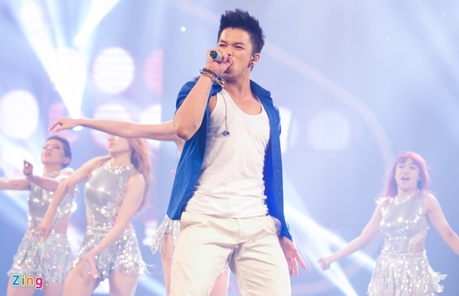  tại Gala 3 - Đêm nhạc sôi độngNguyễn Trọng Hiếu cũng đốt cháy sân khấu không kém với phần biểu diễn Livin’ la vida loca đầy năng lượng. 