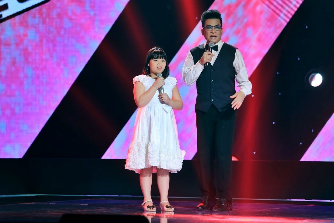 Cô bé 9 tuổi trở về từ nước Anh – Cindy Trần Linh Nhi sở hữu giọng hát nhẹ nhàng, bay bổng như thiên thần trong ca khúc opera Silent Night. Dù chưa từng qua trường lớp đào tạo, nhưng Cindy chinh phục tác phẩm kinh điển này một các nhẹ nhàng, các nốt cao vút cũng không làm khó được em. Ngoài phần hát, Cindy còn khiến mọi người thích thú bởi sự ngây thơ của mình khi chia sẻ không hề biết bộ tứ huấn luyện viên là ai.