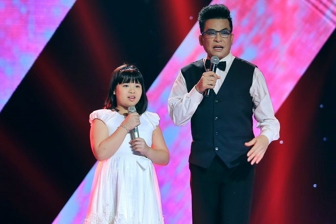 Co be Viet kieu Anh khong biet HLV Voice Kids la ai hinh anh