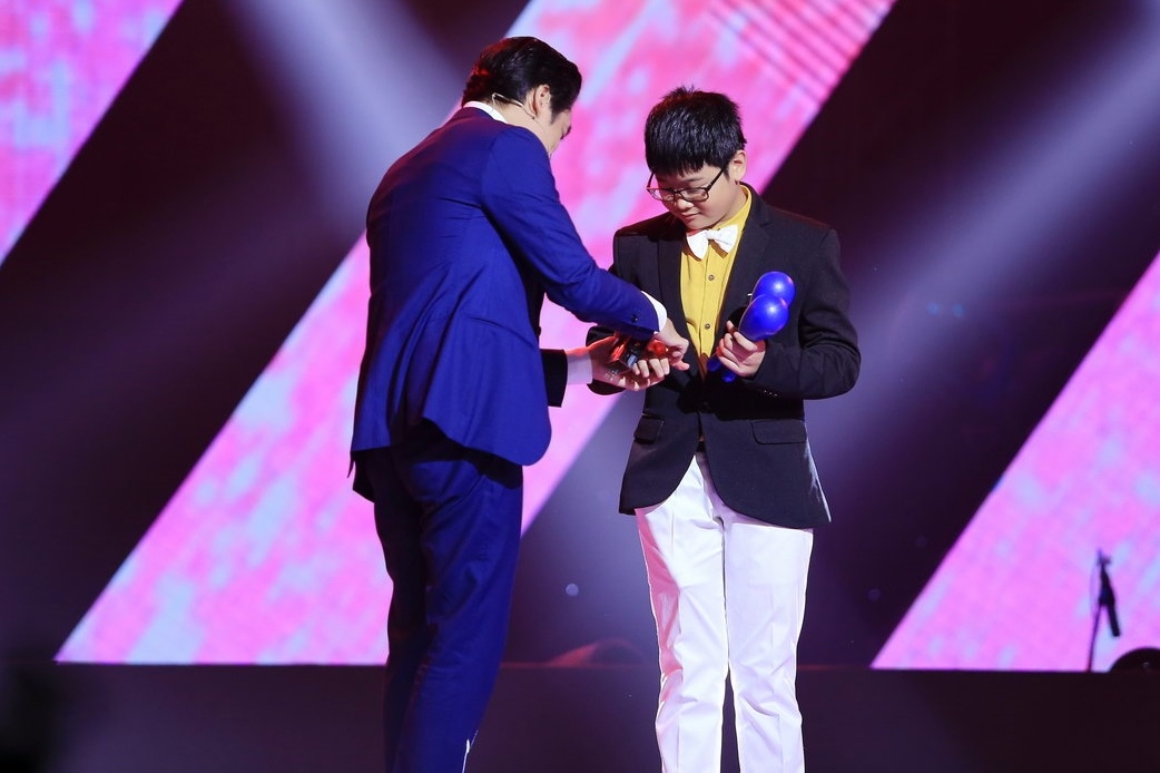 Nữ huấn luyện viên dành lời khen Tuấn Lịch hát âm thấp rất rền và rõ, khi lên cao cũng không hề gặp bất cứ khó khăn hay gượng gạo vào. Dương Khắc Linh dí dỏm cho biết cậu bé có vẻ ngoài đẹp trai giống mình nên phải về team của anh. Cuối cùng, nam nhạc sĩ dành chiến thắng.