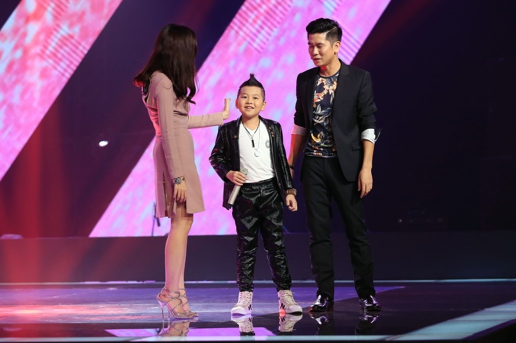 Cậu bé có vẻ ngoài ấn tượng Dương Gia Linh thể hiện chất rock cùng giọng hát khỏe, vang với ca khúc Hoang tàn. Giọng ca 10 tuổi đến từ Thanh Hóa được vợ chồng Lưu Hương Giang – Hồ Hoài Anh bấm chọn trong những phút cuối cùng. Cặp đôi hạnh phúc khi dễ dàng có trong tay giọng ca đầy tiềm năng. 