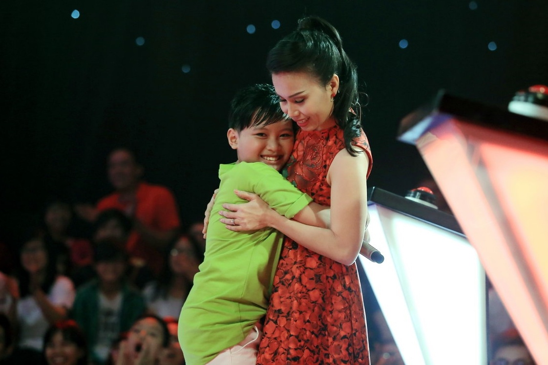 Nguyễn Trung Thiên Phúc đến từ Tiền Giang mang đến không khí sôi động và hứng khởi với ca khúc Hát với chú ve con. Vừa hát, cậu bé vừa thể hiện khả năng vũ đạo, làm chủ sân khấu đầy tự tin. Cẩm Ly quyết định bấm chọn trong những giây cuối cùng.