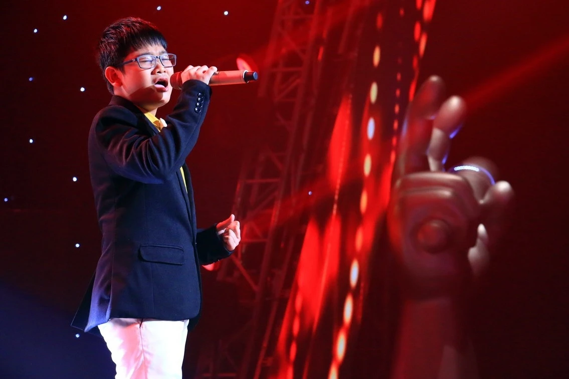 Giọng ca 15 tuổi đến từ Đà Nẵng – Đỗ Tuấn Lịch sở hữu giọng hát lẫn cách xử lý đầy văn minh với ca khúc I surrender. Ngay từ những câu hát đầu tiên, cậu nhóc điển trai nhận được sự lựa chọn của huấn luyện viên Dương Khắc Linh. Trong giây cuối cùng, Cẩm Ly cũng không thể từ chối.