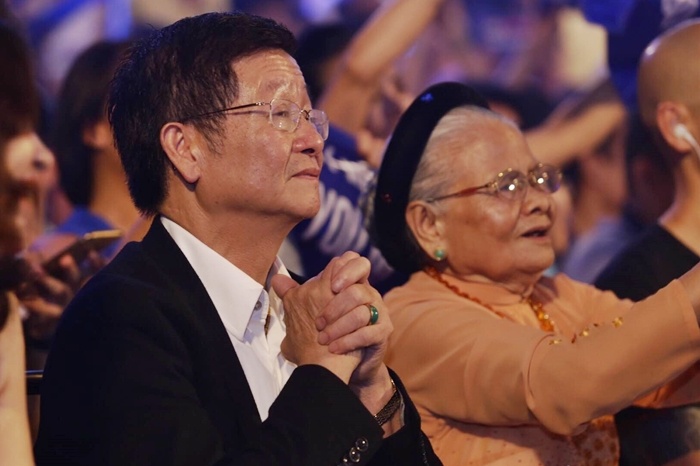 Ba ngoai va bo bat khoc khi Trong Hieu dang quang hinh anh