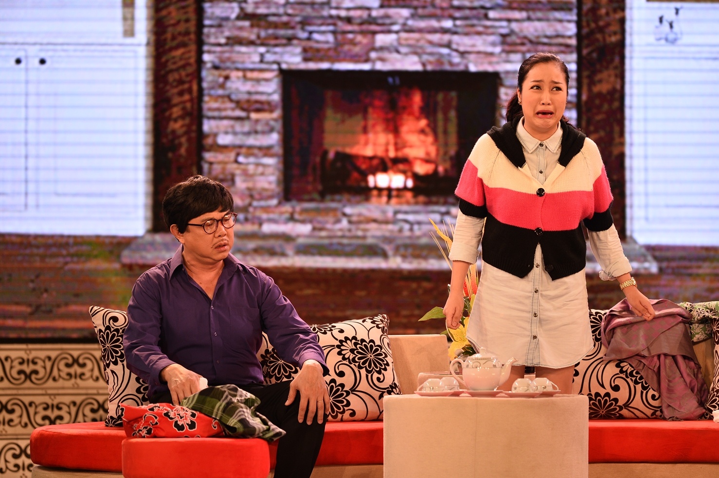 Bệnh ghen của Chi nặng đến nỗi mà cô lật tung đống đồ đạc của chồng và “ngửi” mọi dấu vết nghi vấn, tra khảo chồng về những mối quan hệ và những người bạn mà cô thấy nghi ngờ.