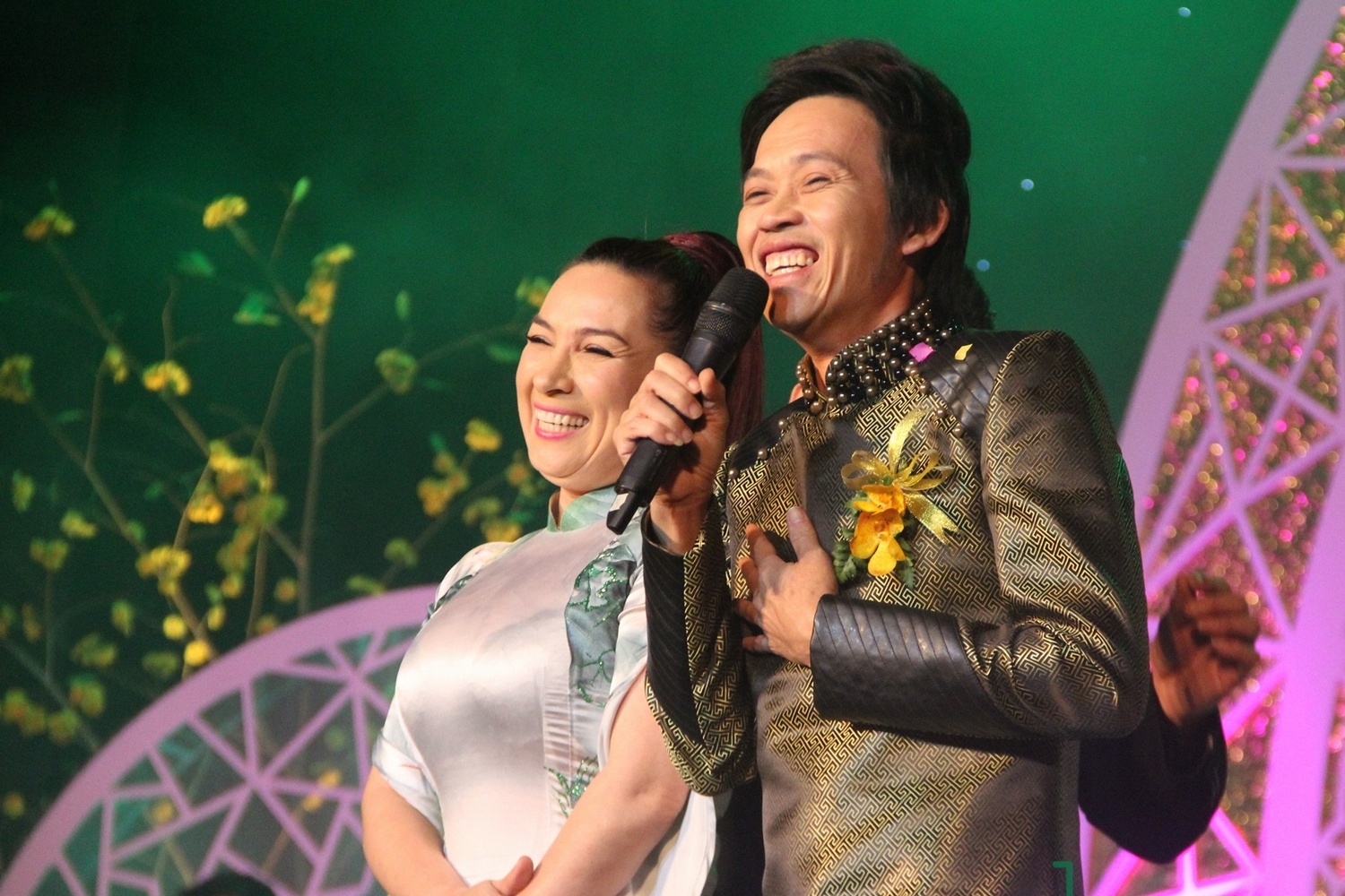 Phi Nhung moi Hoai Linh song ca trong live show de doi hinh anh