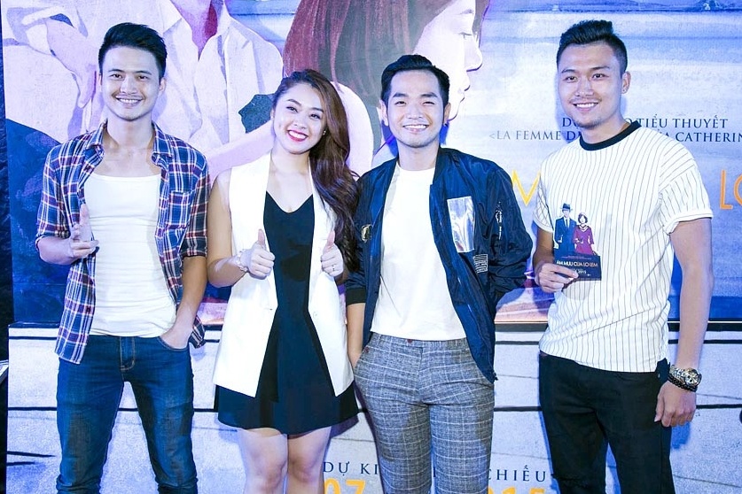 Ca sĩ Hồng Phước (áo khoác đen) và hai diễn viên Hùng ChilHyun (áo kẻ ca-rô), Xuân Phúc chụp ảnh kỷ niệm cùng Khánh Tiên.