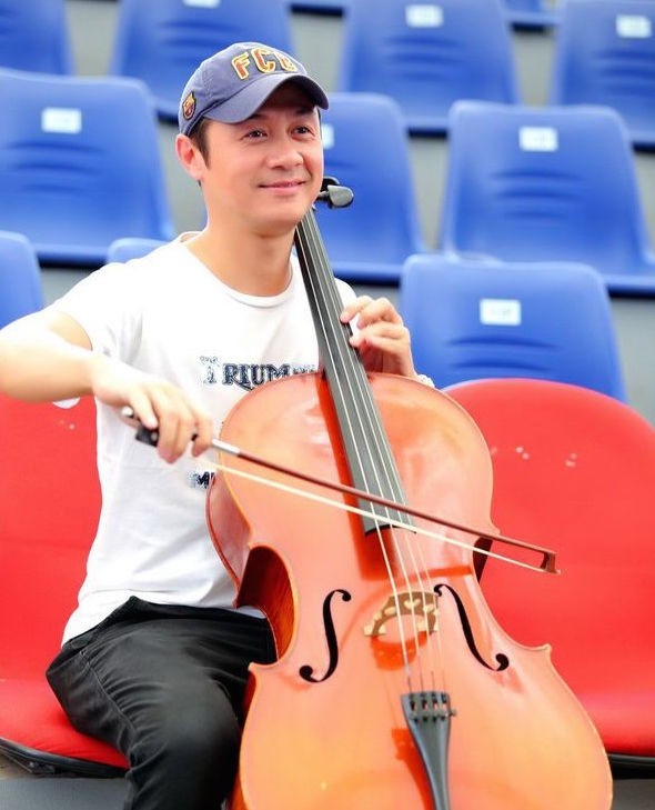 Là con nhà nòi, Anh Tuấn được học đàn piano, cello từ nhỏ.