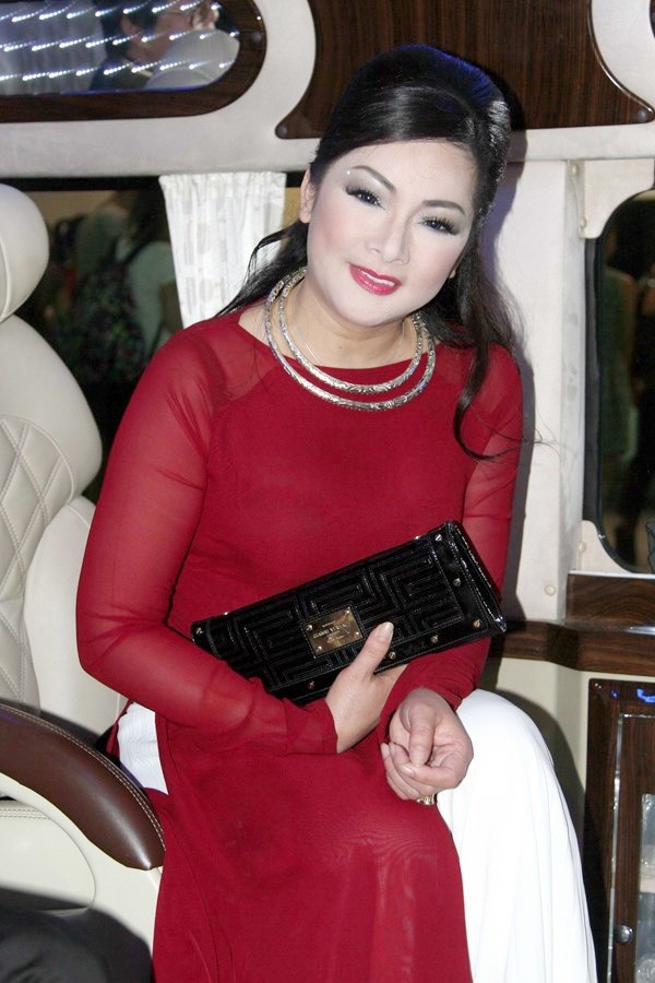 Ngoại hình của nữ ca sĩ 45 tuổi chịu nhiều lời bàn tán trong lần đầu xuất hiện công khai tại quê nhà sau gần 20 năm.