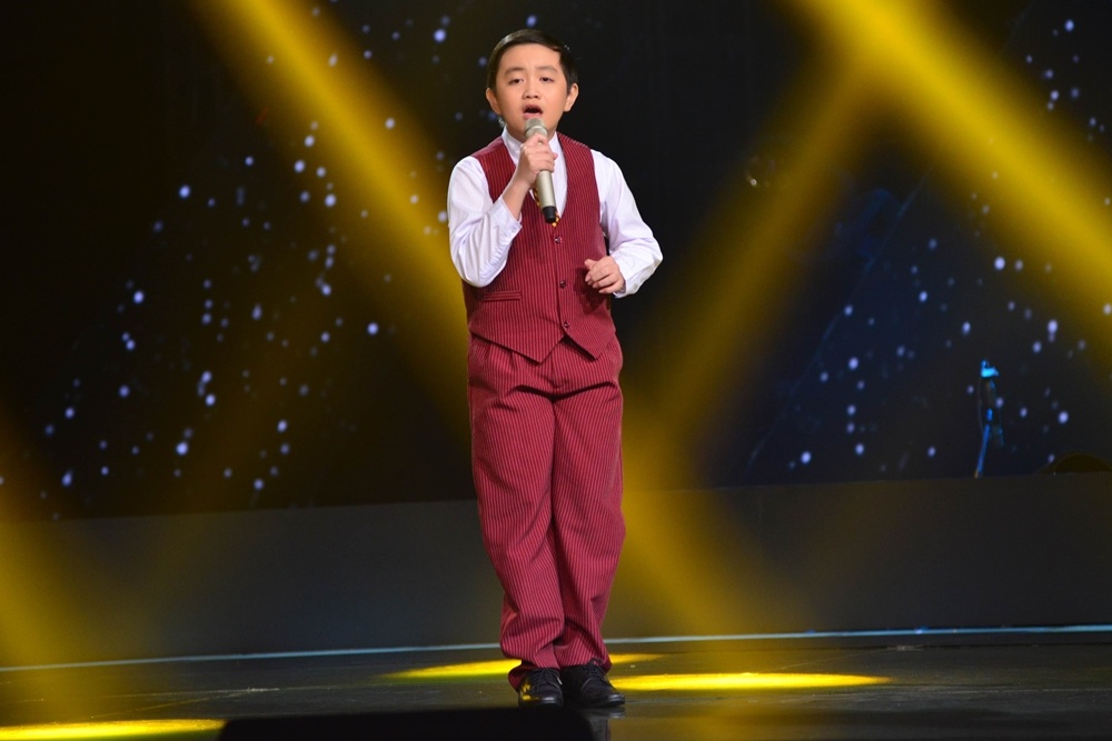 Thế Thanh khoe giọng hát ngọt ngào với Phương xa nhớ mẹ.