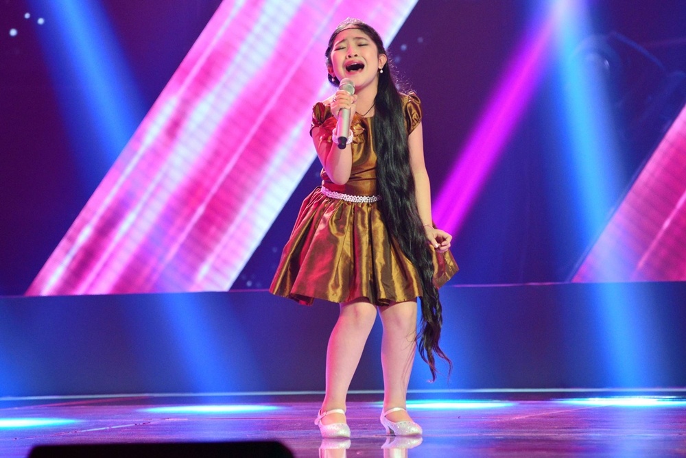 Cô bé 9 tuổi Hồng Minh có thể hiện như ca sĩ chuyên nghiệp.