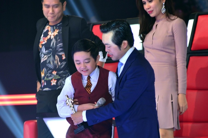 Tai tu nhi khien bo tu HLV Voice Kids 'ha be' nhau hinh anh