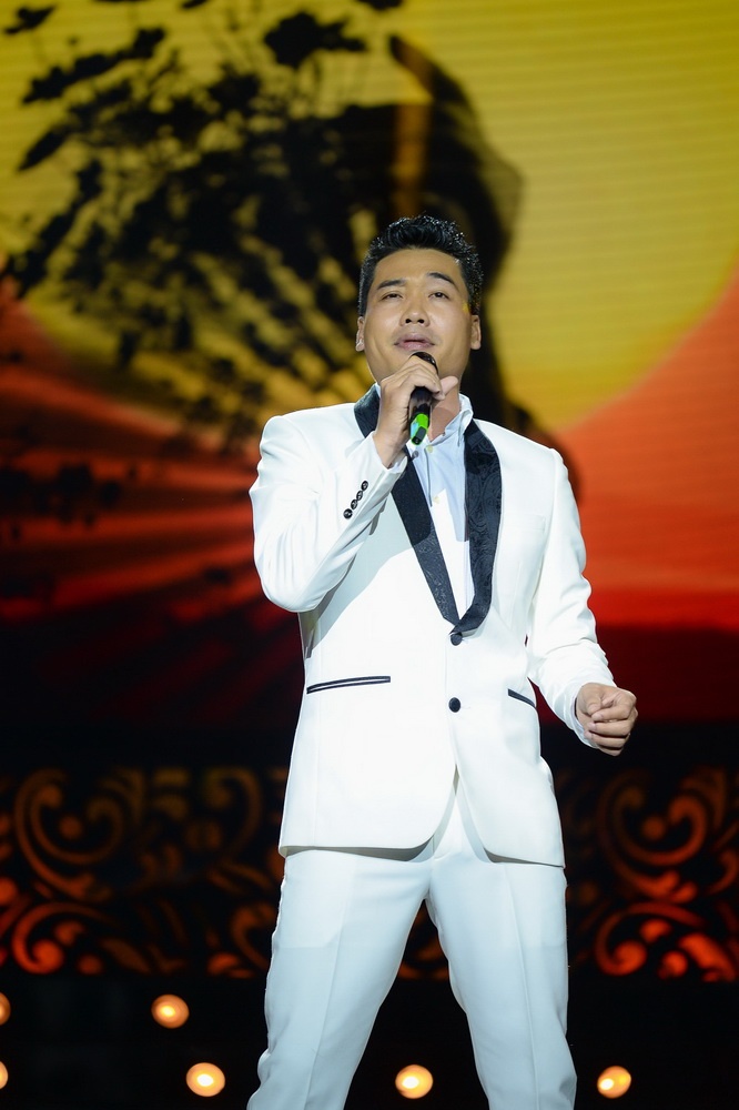 thể hiện hai ca khúc không dễ hát là Suối tóc và Người em sầu mộng. Chất giọng ấm vang đầy đặn của anh đã truyền tải nhiều cảm xúc đến người nghe.