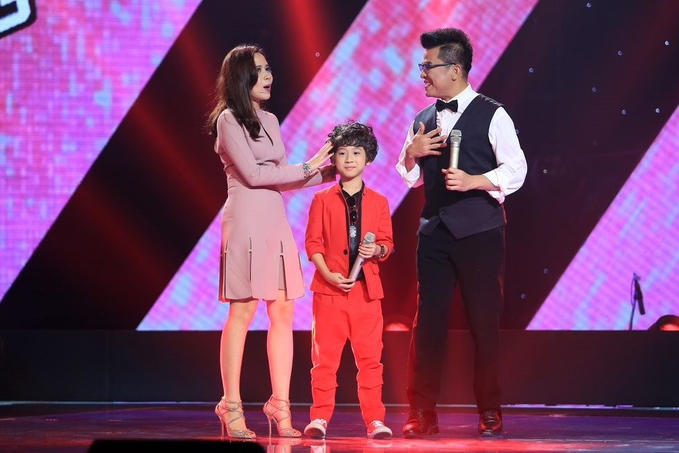 Trước đó, cậu nhóc còn có chia sẻ rất dí dỏm về bản thân: “Con tên Khiêm vì nếu con là người nổi tiếng, con phải khiêm tốn. Còn nếu không thì hơi phí vì con… đẹp trai. Nhiều người gọi con là ca sĩ Hàn Quốc”. Trên sân khấu, Lưu Hương Giang bày tỏ sự hâm mộ cho thành viên nhí của team. Cô còn cho biết Gia Khiêm gợi nhớ đến giọng hát của Quang Anh còn hình thức khá giống Hoàng Anh.