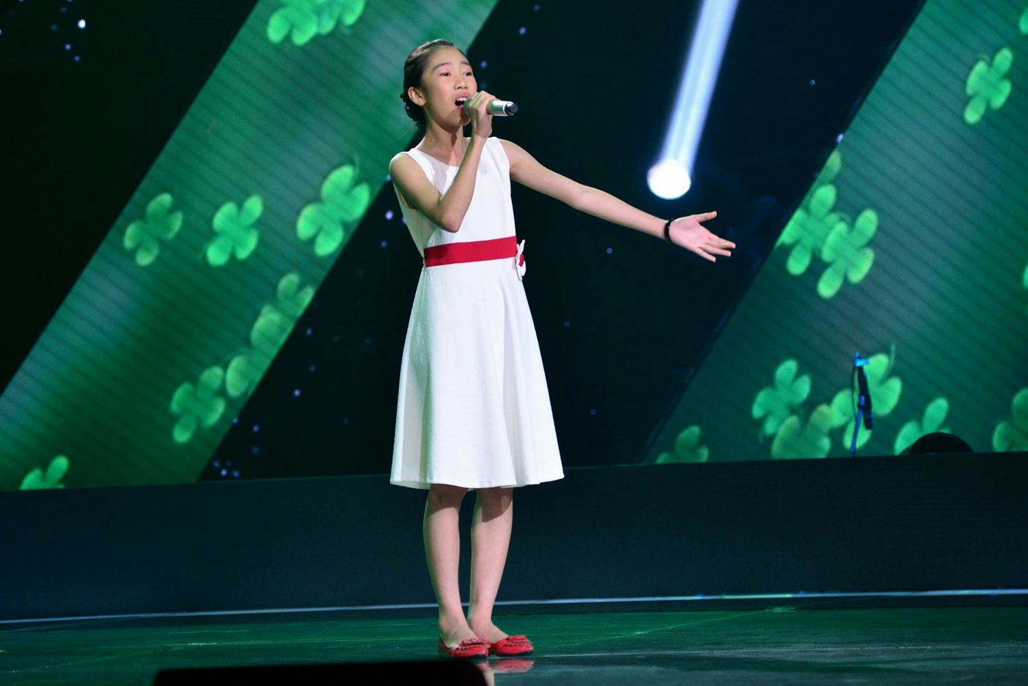 Cô bé đến từ Quảng Trị -  Nhan Thị Như Ngọc khoe chất giọng trong trẻo, tình cảm với ca khúc Sống như những đóa hoa (Tạ Quang Thắng). Trong những giây cuối cùng, Dương Khắc Linh quyết định xoay ghế bấm chọn. Nam huấn luyện viên vui mừng có được thí sinh tốt. Mời Như Ngọc về ngồi thử trên ghế nóng của mình, Dương Khắc Linh thể hiện sự quan tâm khi hỏi tuổi và nơi ở của cô bé. Tuy nhiên vì chất giọng Quảng Trị của giọng ca nhí nên anh vẫn không hiểu và phải nhờ đến sự giúp đỡ của các huấn luyện viên còn lại. 