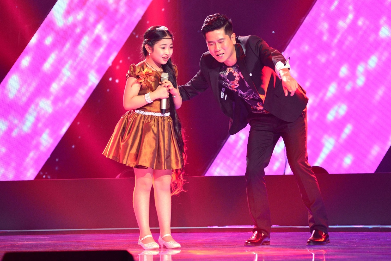 Hồ Hoài Anh cho biết cảm xúc của cô bé khiến mình mê mẩn. Huấn luyện viên khó tính này cũng không ngại chia sẻ sự hâm mộ giọng hát quá tuyệt vời của cô bé 9 tuổi. Cẩm Ly cho biết cô bé có trườn hơi dài, giữ chắc chắn và tốt. Dương Khắc Linh dùng chiêu tâm lý khi hứa hẹn mình có rất nhiều ca khúc hay để em lựa chọn. Cuối cùng, giọng ca tiềm năng chọn theo cặp đôi Giang Hồ.