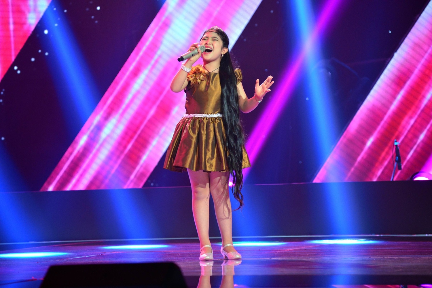 Hồng Minh đến từ Đà Nẵng đã ‘đốn tim’ các giám khảo khi em thể hiện rất xuất sắc ca khúc Papa.Không những vậy, em còn có gương mặt xinh xắn và mái tóc rất dài.Bộ tứ quyền lực đã dành những lời khen ngợi không ngớt lời cho ‘công chúa tóc dài’. 