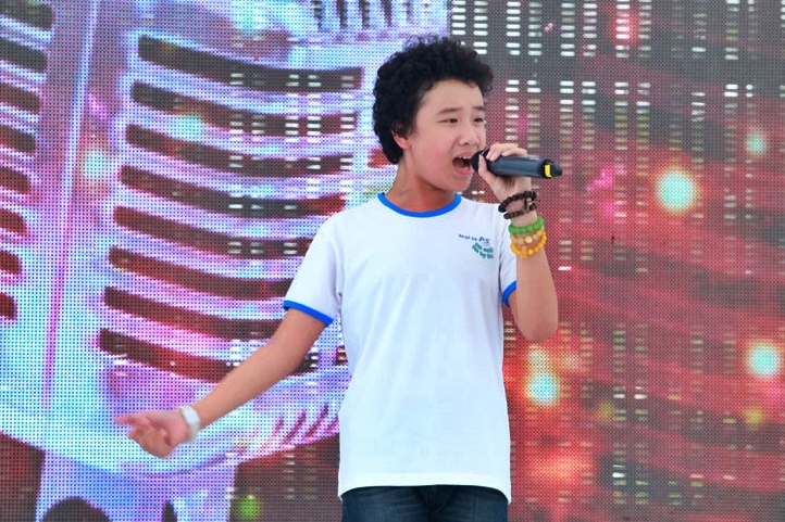 Hoang Anh The Voice Kids ra Ha Noi chay show hinh anh