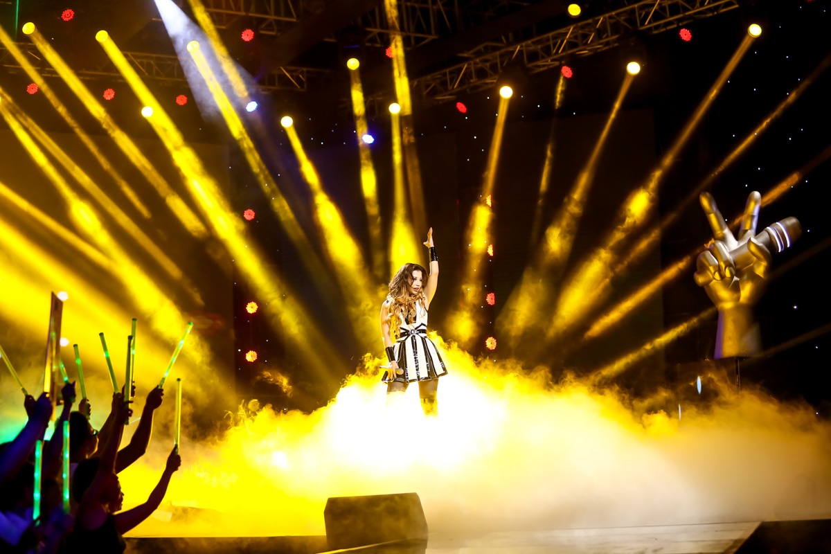 Tuấn Hưng ví Phượng Vũ đêm nay là “viên kẹo gừng”, khiến mọi người nóng hơn rất nhiều. Thu Phương khen đây là tiết mục hay nhất của nữ thí sinh từ trước đến nay, nhưng phần trình diễn không liên quan. Mỹ Tâm nhắc Phượng Vũ nên nhìn thẳng về phía khán giả và “điên” hơn. 