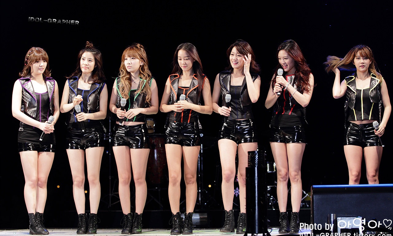 Nhiều cư dân mạng cho rằng, với ngoại hình nổi trội và tài năng không thua kém gì các nhóm nhạc nữ cùng thời, Rainbow hoàn toàn có thể trở nên nổi tiếng hơn nếu công ty quản lý đầu tư quảng bá cho nhóm.