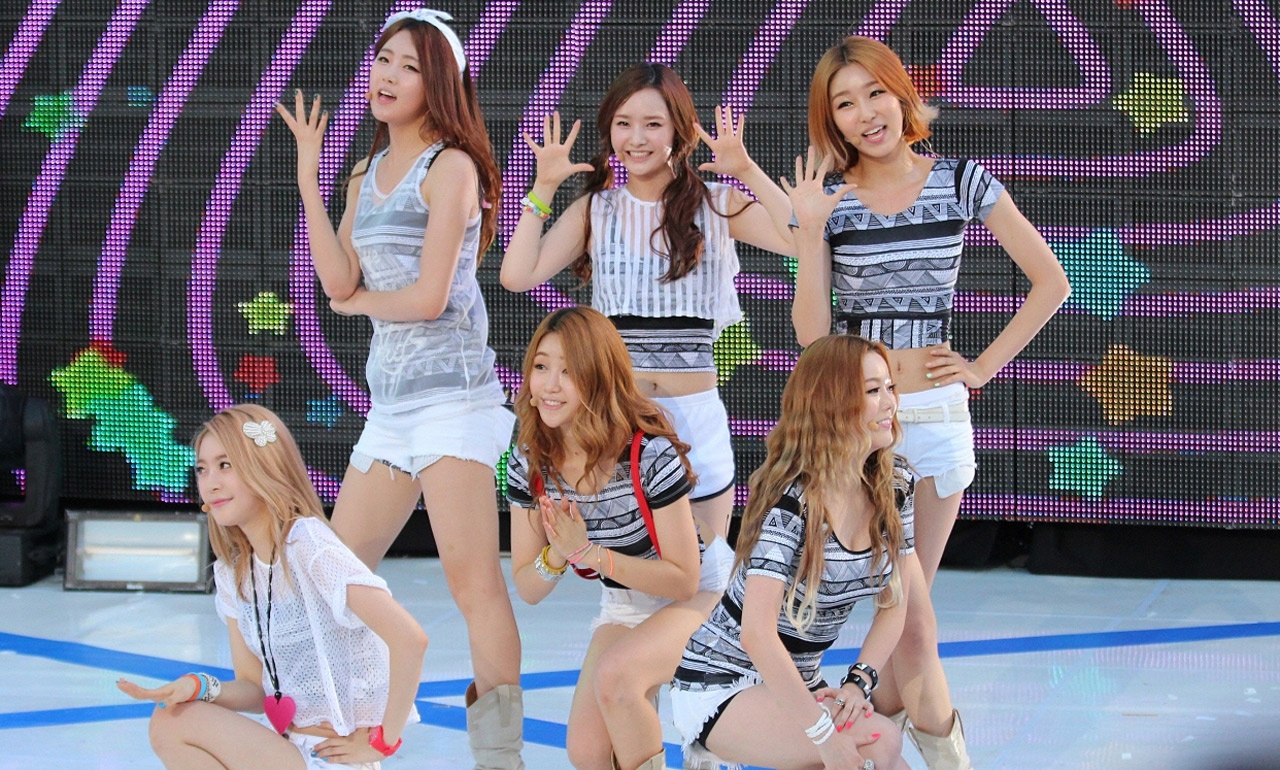 Sau thành công vang dội với ca khúc đầu tay Supa Dupa Diva, Dal Shabet vẫn chưa có thêm bất kì chiến thắng ấn tượng nào. Vào năm 2011, ca khúc Bling Bling của Dal Shabet liên tục giúp cho 6 cô gái xuất hiện trong top 10 của BXH Gaon.