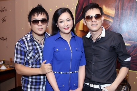 Nhu Quynh di an cung em trai o TP HCM hinh anh