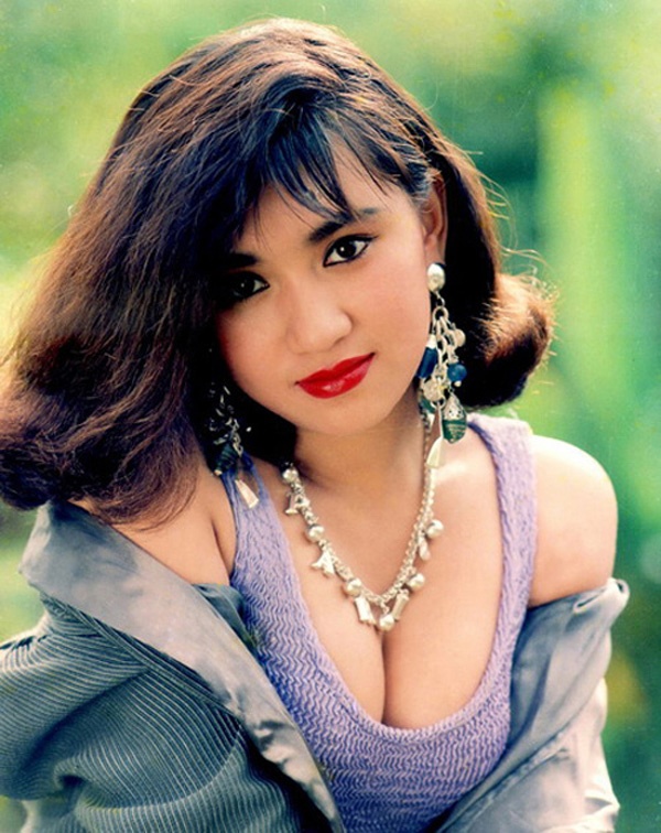 mang một vẻ đẹp nổi loạn với ánh mắt, bờ môi đỏ gợi tình, vòng 1 sexy và phong cách ăn mặc hết sức gợi cảm.