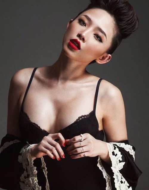 Tóc Tiên sành điệu, gợi cảm của hiện tại.