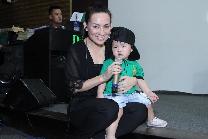 Phi Nhung be con trai nuoi thu 19 di tap hat hinh anh