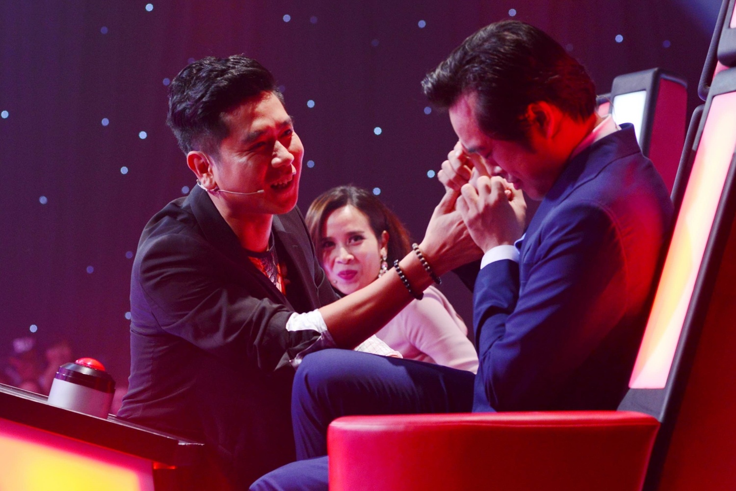 Duong Khac Linh bi 'danh ghen' tren ghe nong hinh anh