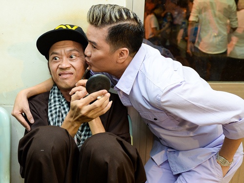 Hoai Linh nhan mat khi duoc Dam Vinh Hung hon ma hinh anh