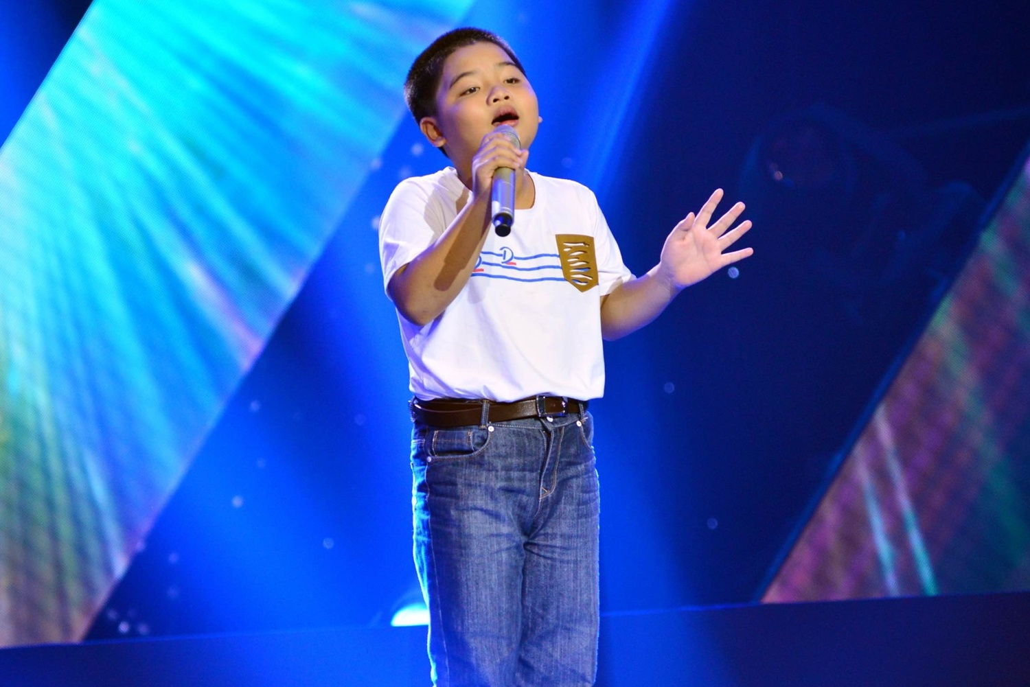 Cậu bé tròn trĩnh Anh Quốc đến từ Đồng Nai khoe giọng hát đầy nội lực và tình cảm với Nhật ký của mẹ. Ở những giây cuối cùng, đội Giang Hồ nhấn nút xoay ghế để mời em về đội.Lưu Hương Giang cho biết rất muốn chọn nhưng ông xã không chịu, do đó cô phải tự quyết định. Ngay lập tức, nam huấn luyện viên cho biết mình chần chừ vì muốn nghe thật kỹ.