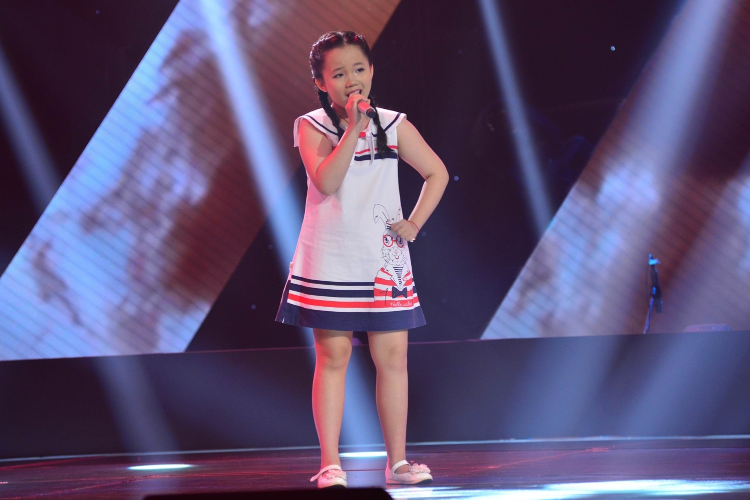 Phạm Nhật Lan Vy – giọng ca nhí đến từ TP HCM chinh phục ca khúc khó Đất nước lời ru, từ nốt cao đến thấp nhất đều được cô bé 11 tuổi chinh phục một cách dễ dàng. 