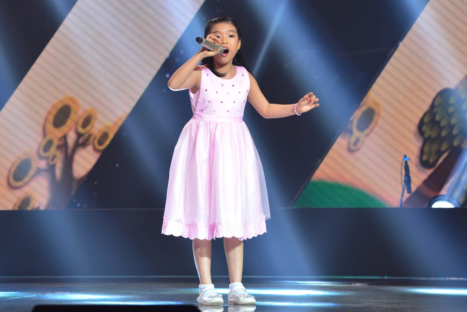 “Ốc tiêu” Phương Khanh có một sự ‘lột xác’ hoàn toàn khiến bộ tứ quyền lực phải ồ lên ngạc nhiên trông thấy với tác phẩm opera When a child is born. Em là thí sinh trong đội ‘chị Tư’ năm ngoái và dừng chân tại vòng Đối đầu. 