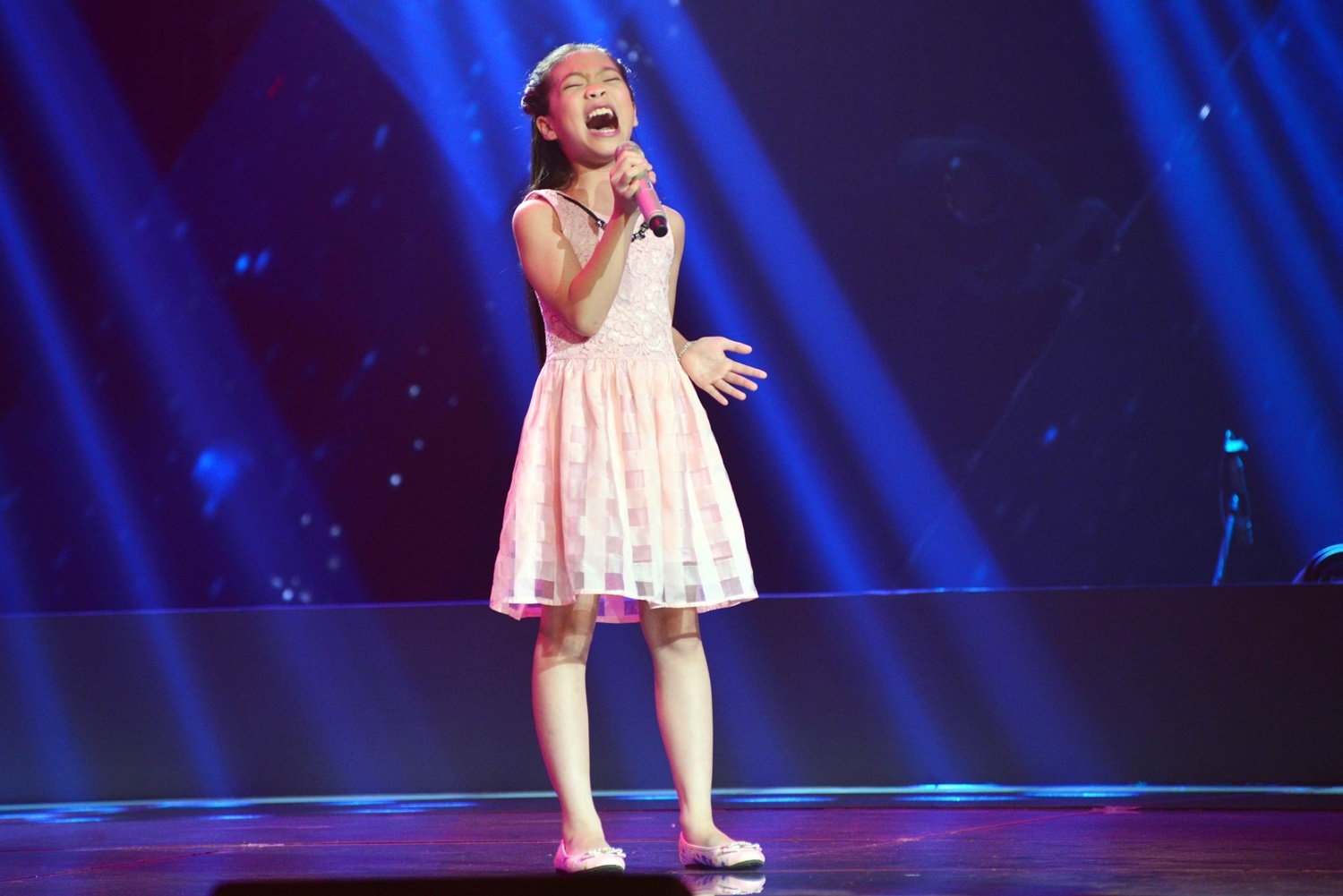 Giong ca đến từ Hải Phòng – Vũ Hải Yến thể hiện ca khúc Mẹ tôi của nhạc sĩ Trần Tiến. Ca khúc khó dành cho các giọng trưởng thành được giọng ca nhí 10 tuổi thể hiện một cách chắn chắn và truyền cảm. 