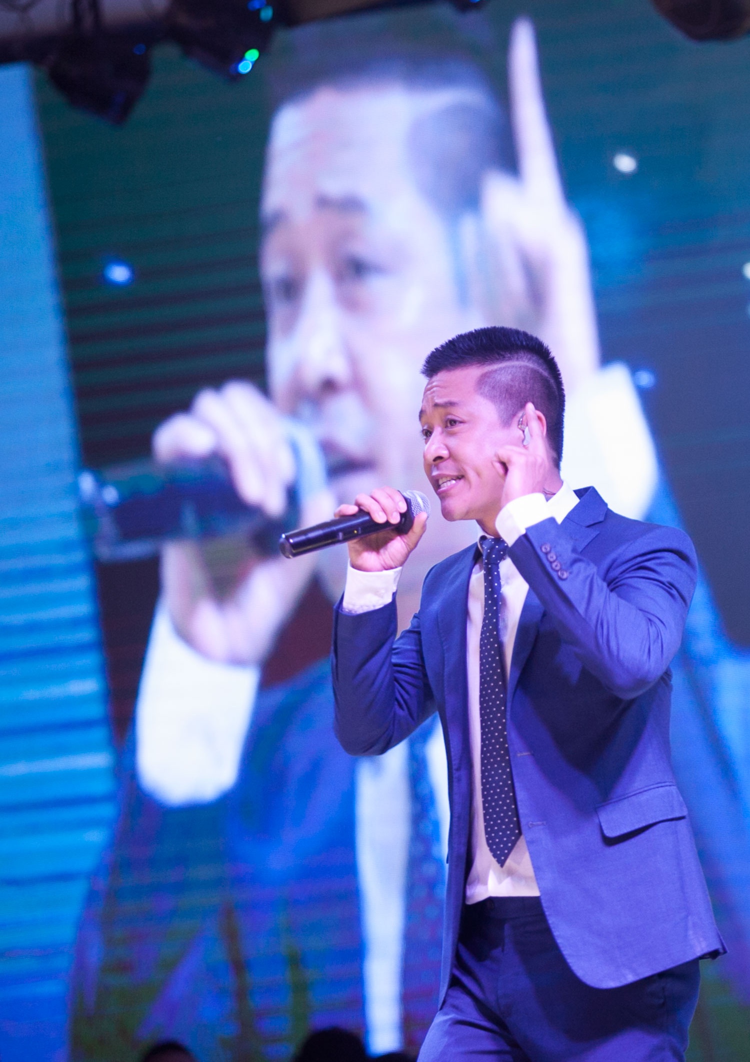 Chiều tối ngày hôm nay HLV Tuấn Hưng đã xuất hiện trong một sự kiện âm nhạc Thời Trang tại Hà Nội, Anh dành tặng cho khán giả có mặt trong sự kiện hai ca khúc hit của mình là Nắm lấy tay anh và Anh nhớ em