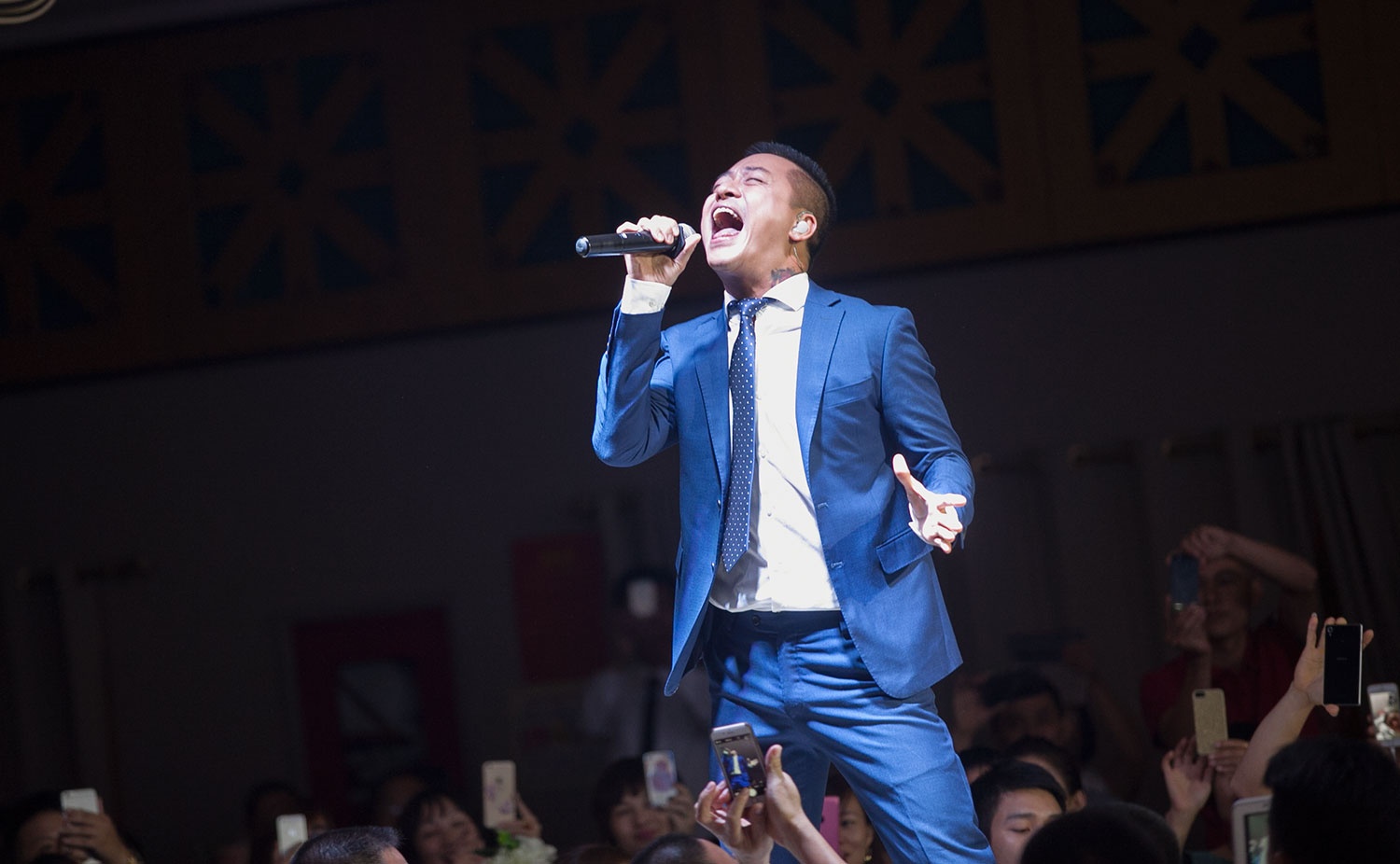  cả hai ca khúc đều được mix lại thành hai ca khúc nhạc Dance EDM sôi động, mang lại cho khán giả những giây phúc uốn éo sôi động với những ca từ lại hết sức ngọt ngào sâu lắng. 